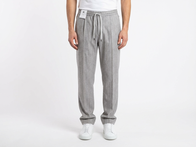 Firefly_Gemini Flash_me lo indossi per intero su un modello con sfondo bianco  il pantalone deve cadere su 770434.png